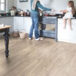 Quickstep-Classic van Quickstep in de kleur Havanna-Eik-Natuur-Met-Zaagsneden - PVC vloeren