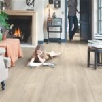 Quickstep-Impressive-Ultra van Quickstep in de kleur Beige-Eik-Met-Zaagsneden - PVC vloeren