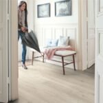 Quickstep-Impressive-Ultra van Quickstep in de kleur Zachte-Eik-Licht - PVC vloeren