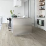 Quickstep-Impressive van Quickstep in de kleur Zachte-Eik-Grijs - PVC vloeren