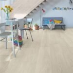 Quickstep-Majestic van Quickstep in de kleur Vallei-Eik-Lichtbeige - PVC vloeren